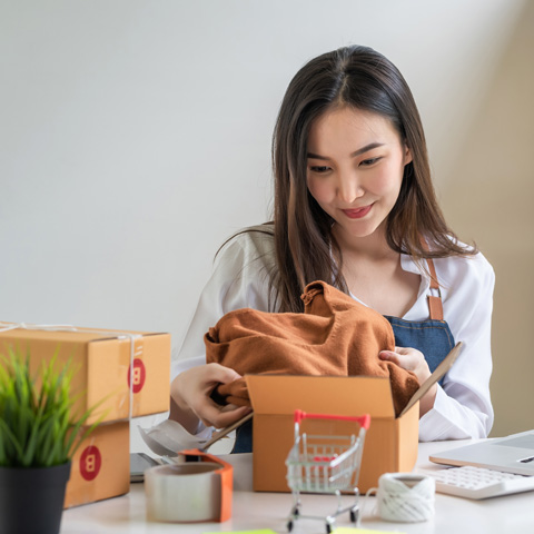 vendedor revisando sus cajas de productos