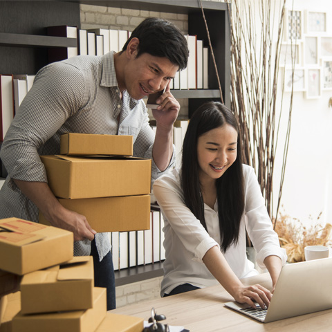 vendedores revisando sus cajas de inventario y atendiendo llamadas